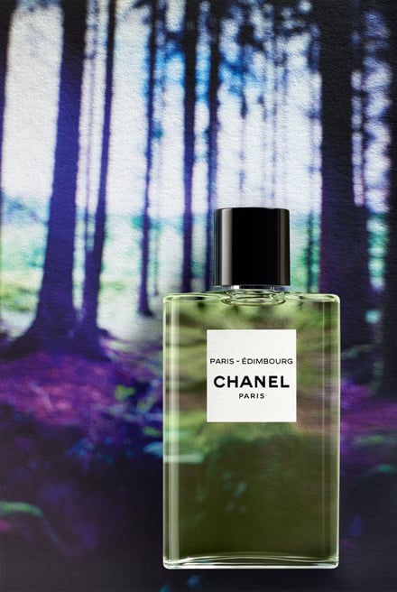 パリの風景とシャネルの香水の画像