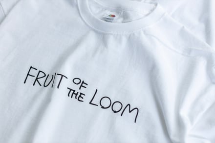 加賀美健とのコラボTシャツを発売するFRUIT OF THE LOOM