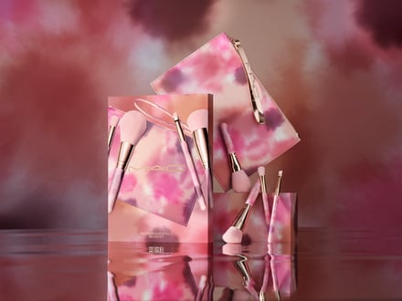 ピンクの背景にピンクのパッケージが並んだ画像