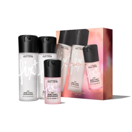 ピンクのパッケージと透明なボトルで黒いキャップがついている化粧水の画像