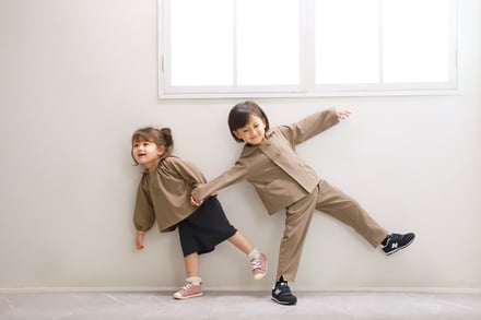 ナノユニバースがプロデュースした園児用の制服の着用画像