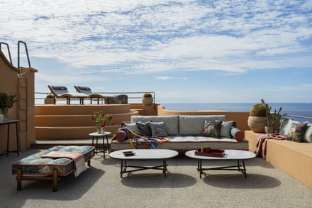 カプリ島のホテル「プンタ トラガーラ」内にオープンしたエトロの家具で装飾した客室
