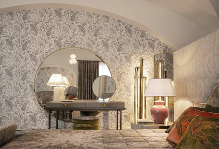カプリ島のホテル「プンタ トラガーラ」内にオープンしたエトロの家具で装飾した客室