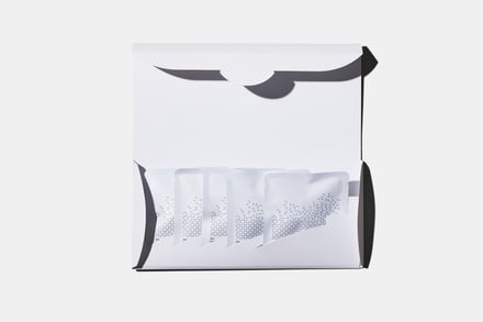 白い長方形の箱に個包装のティーバッグが5袋入っている商品写真