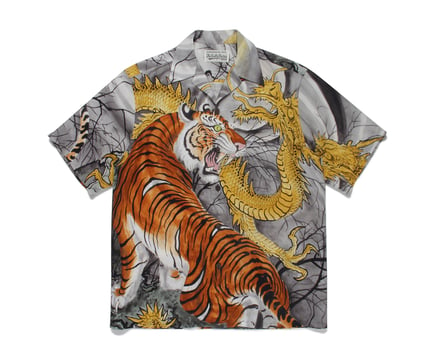 オレンジの虎の白シャツ