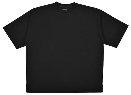 「フォルトゥナ オム」のTシャツを着用するモデル