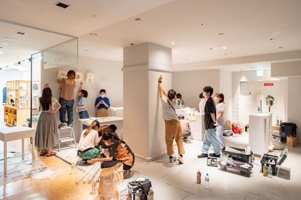 京都芸術大学の学生がブランド「キウイ」と共同でオープンしている期間限定ショップ「FOR」の店内