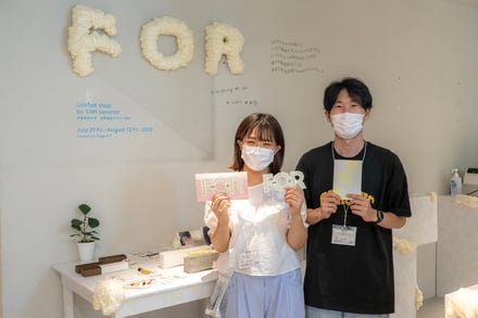 京都芸術大学の学生がブランド「キウイ」と共同でオープンしている期間限定ショップ「FOR」の店内と学生
