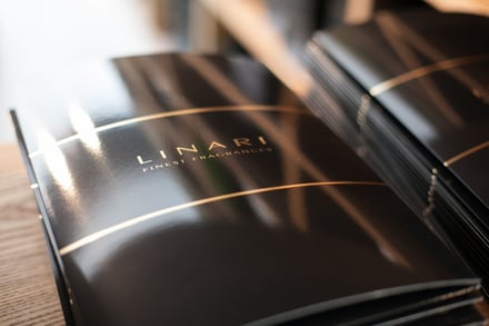 LINARIの文字がプリントされた黒い冊子