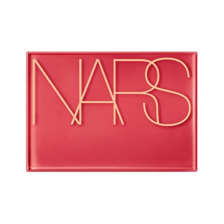 赤いパッケージにNARSのロゴが入ったパレット
