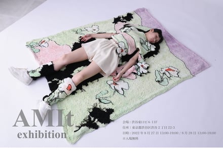 ニットスクール「AMIt」が開催する学生作品展で展開するウェアを着用したモデルとロゴ