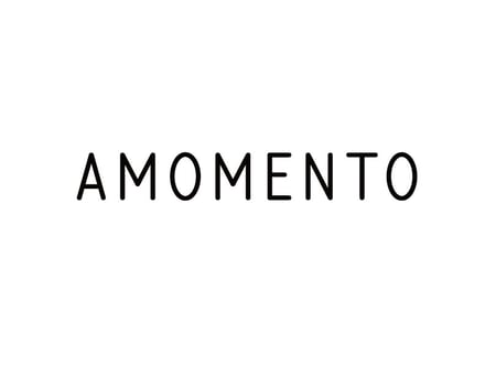 韓国発のアパレルブランド「アモーメント」のロゴ