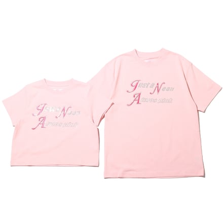 ピンクのロゴTシャツ