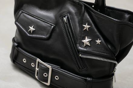 ビューティフル ピープルが発売する星形スタッズを施した黒いライダースバッグ
