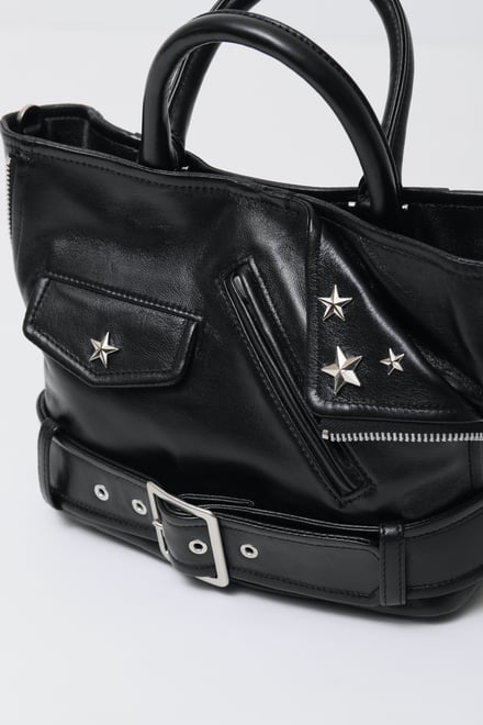 ビューティフル ピープルが発売する星形スタッズを施した黒いライダースバッグ