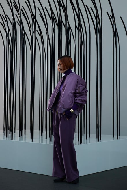新ブランド「エニカ」のヴィジュアルで紫のジャケットを着用したモデル
