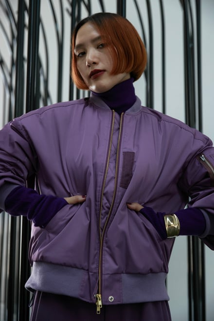 新ブランド「エニカ」のヴィジュアルで紫のジャケットを着用したモデル