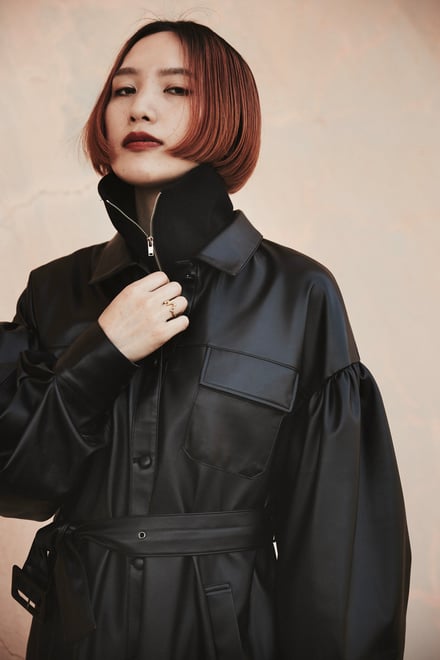 新ブランド「エニカ」のヴィジュアルで黒いワンピースを着用したモデル