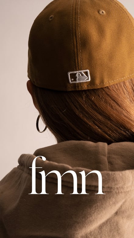 フォーゲットミーノッツが代官山本店で展開するニューエラの帽子を着用したモデルとブランドロゴ