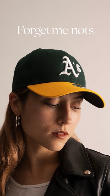 フォーゲットミーノッツが代官山本店で展開するニューエラの帽子を着用したモデルとブランドロゴ