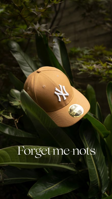 フォーゲットミーノッツが代官山本店で展開するニューエラの帽子とブランドロゴ