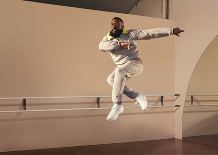 H＆Mが発売した「H&M Move」のスポーツウェアを着用して運動をするモデル