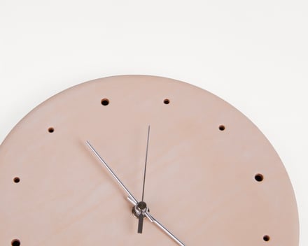 エンダースキーマとフラマがコラボレーションした時計の拡大版