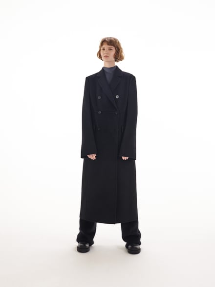 黒いコートを着た女性モデル