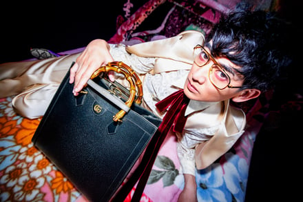 俳優の永山瑛太が出演するグッチのハンドルにバンブーを用いたバッグコレクションのカラフルなキャンペーンヴィジュアル