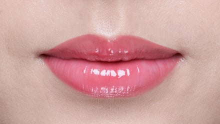 ピンクの唇に口紅を塗ったイメージ画像