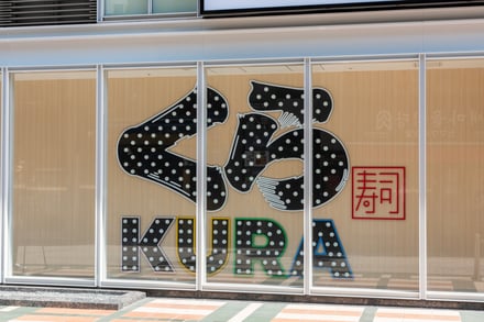 くら寿司 京都店の窓のロゴ