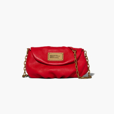 マークジェイコブスの新作バッグ「CLASSIC Q」の復刻モデルの赤いハンドバッグ