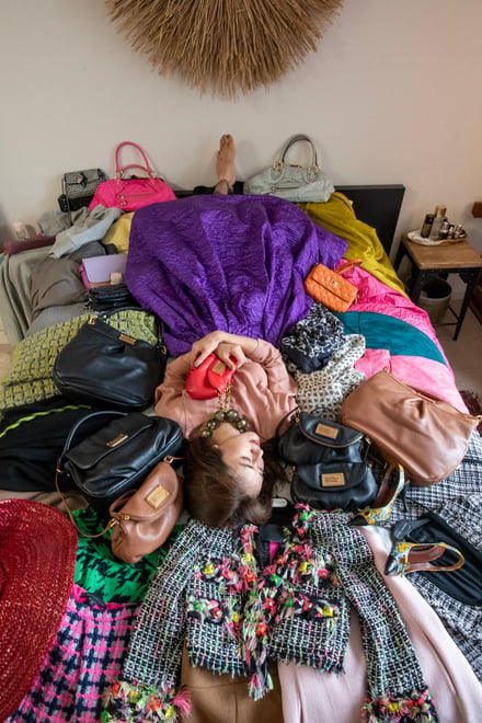 マークジェイコブスの新作バッグ「CLASSIC Q」のキャンペーンヴィジュアルで服が散乱した部屋でくつろぐモデル