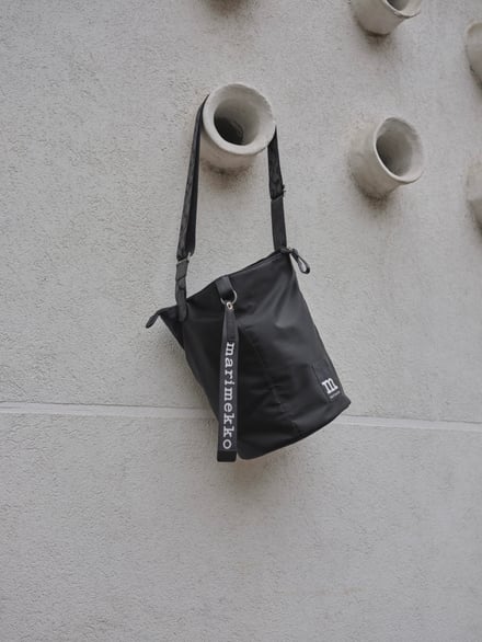 マリメッコが発売した新作バッグシリーズの黒いショルダーバッグ