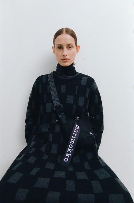 マリメッコが発売した新作バッグシリーズの黒いバックパックを着用したモデル