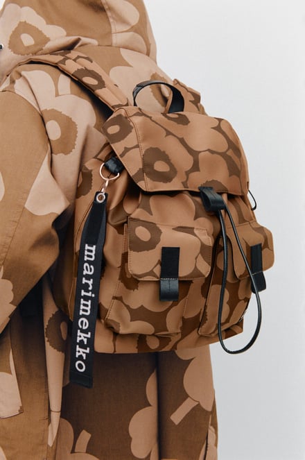 マリメッコが発売した新作バッグシリーズのベージュのバックパックを着用したモデル