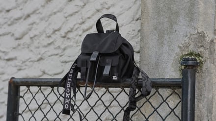 マリメッコが発売した新作バッグシリーズの黒いバックパック