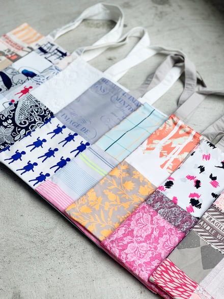 ミントデザインズが伊勢丹で開催するポップアップで展開するカラフルなプリントを施したバッグ