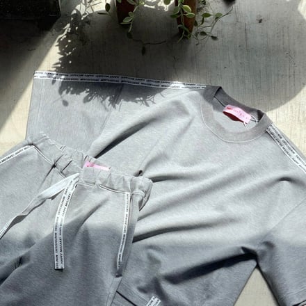 ミントデザインズが伊勢丹で開催するポップアップで展開するグレーのTシャツとパンツ