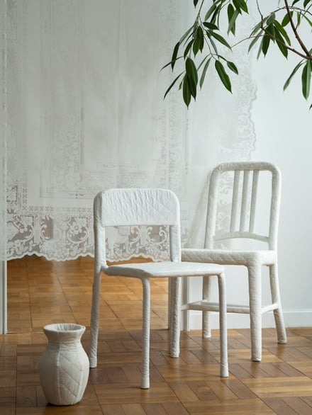 ミントデザインズが伊勢丹で開催するポップアップで展開する白い椅子
