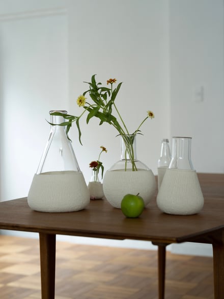 ミントデザインズが伊勢丹で開催するポップアップで展開する白い花瓶