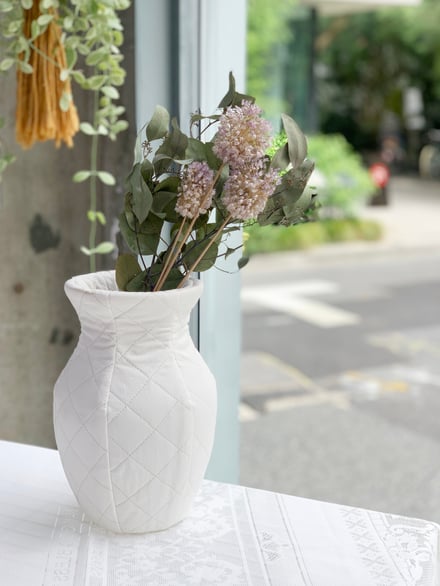 ミントデザインズが伊勢丹で開催するポップアップで展開する白い花瓶