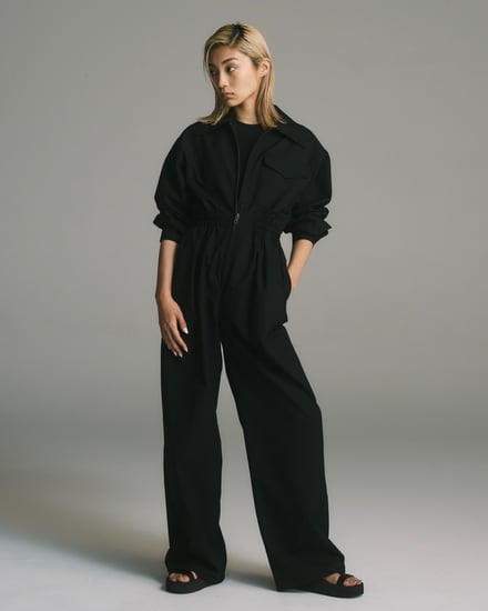 新ブランド「オイスター」の黒いトップスとパンツを着用したモデル