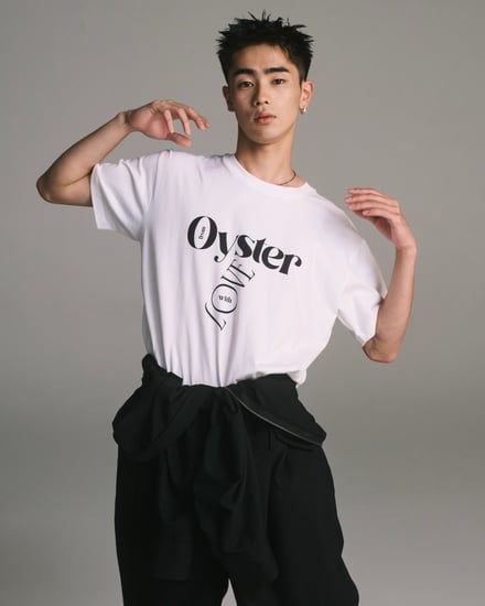 新ブランド「オイスター」の白いロゴTシャツを着用したモデル