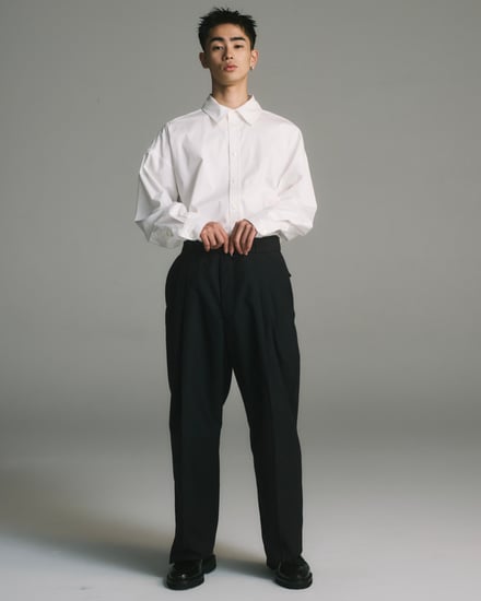 新ブランド「オイスター」の白いロンTと黒いパンツを着用したモデル