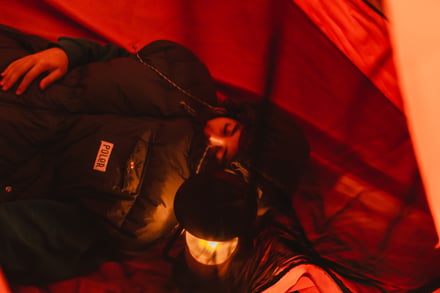 テント内で眠る男性