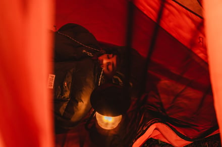 テント内で眠る男性