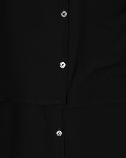 リト ストラクチャーが渋谷パルコに出店する期間限定ショップで展開する黒いシャツのボタン