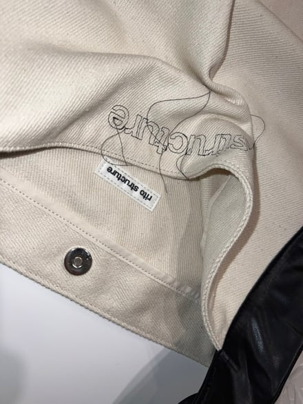 リト ストラクチャーが渋谷パルコに出店する期間限定ショップで展開するトートバッグに刺繍したブランドロゴ