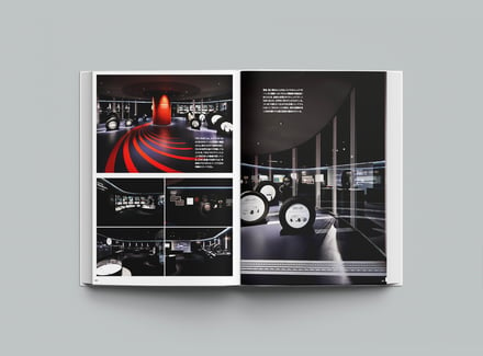 デザインオフィス「モーメント」が新たに出版した書籍の見開きページ